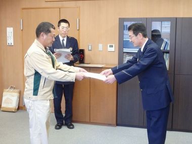 A宣言書を向田署長へ.jpg